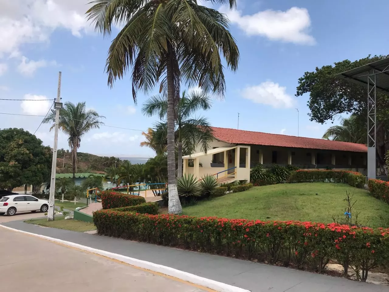 Jardim e área de convivência ao ar livre em clínica de recuperação parceira das Clínicas Triunfo