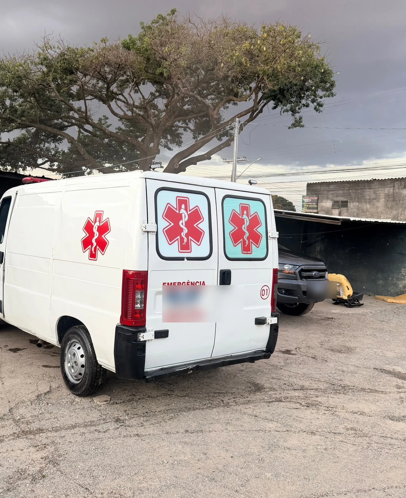 Ambulância utilizada na remoção de pacientes para clínica de recuperação