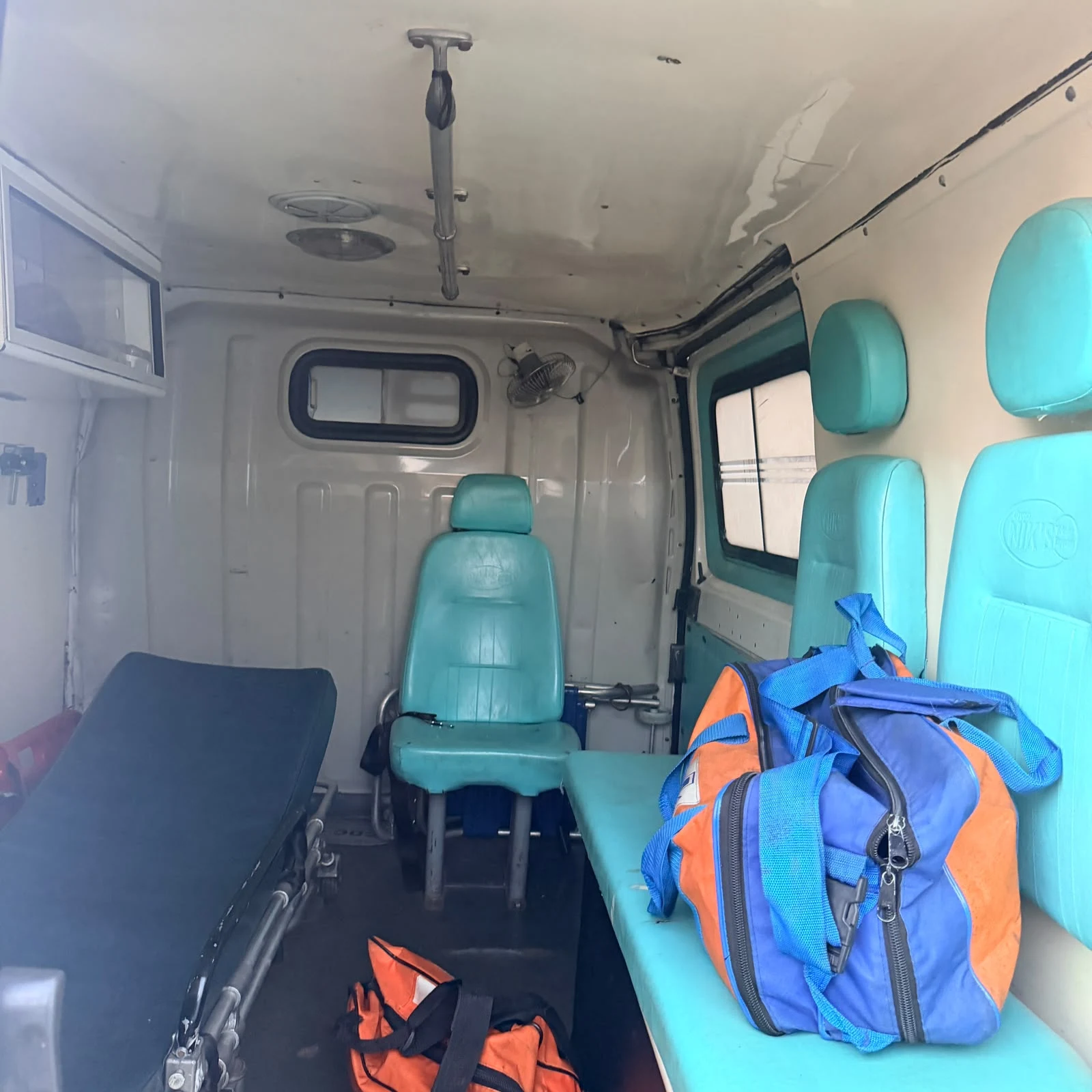 Interior de ambulância com maca, bancos e kit de emergência